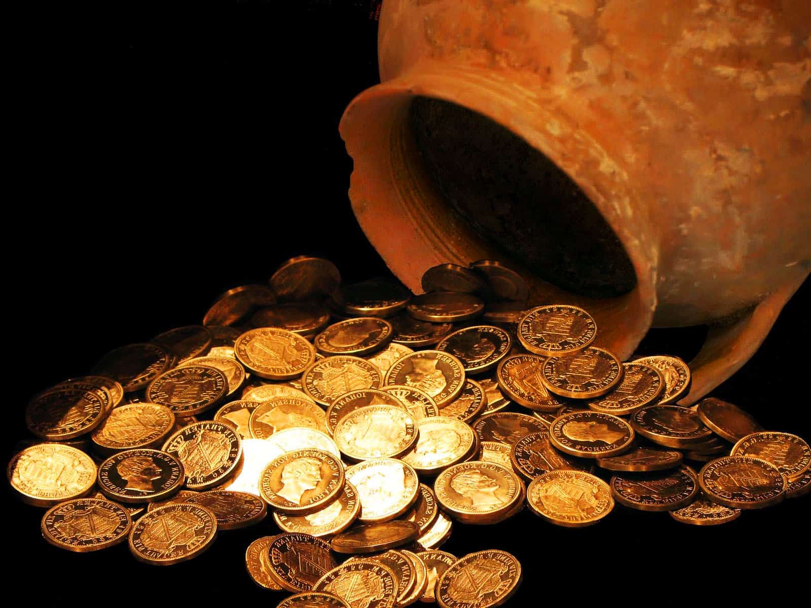 Откуп монетами. Монета Золотая. Кувшин с золотыми монетами. Клад с деньгами. Монета с кувшином.