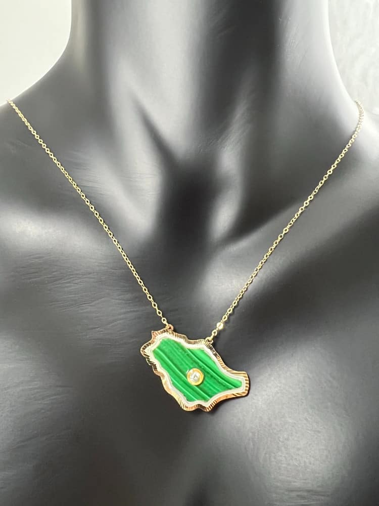 عقد ذهب خريطة المملكة مع صدف اخضر